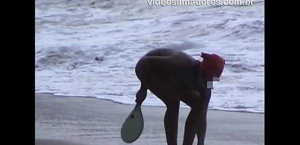  Garotas de topless se divertem jogando frescobol na praia do Eden - Guarujá